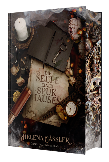 Das Cover zeigt mittig den Titel auf Pergamentpapier. Darum sind unterschiedliche Gegenstände angeordnet: eine Kerze, ein Fernrohr, ein Schlüssel, eine Taschenuhr, eine Feder, eine Münze, getrocknete Rosen und anderes. Nebel zieht von oben und unten in das Bild. Das Cover ist dem Blick auf einen antiken Schreibtisch samt seiner Utensilien nachempfunden. Der Farbschnitt zeigt verschiedene ineinander liegende Zahnräder. Er erinnert an das Innere eines alten Motors.